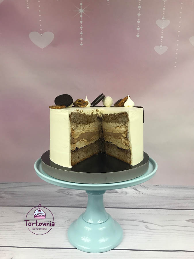 Przekrój przez tort orzechowo-bezowy